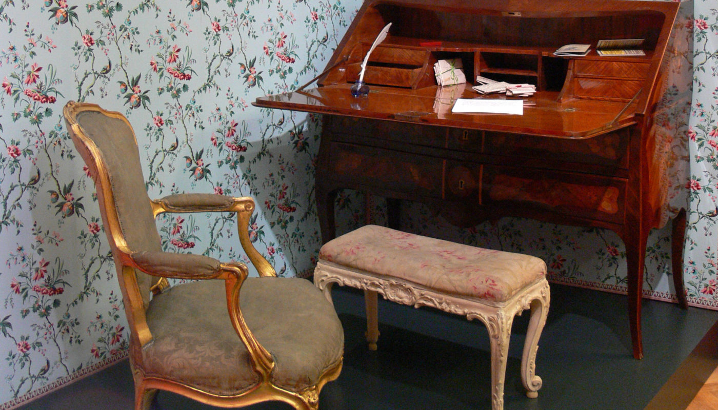 How to antique furniture