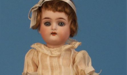 How to identify antique dolls